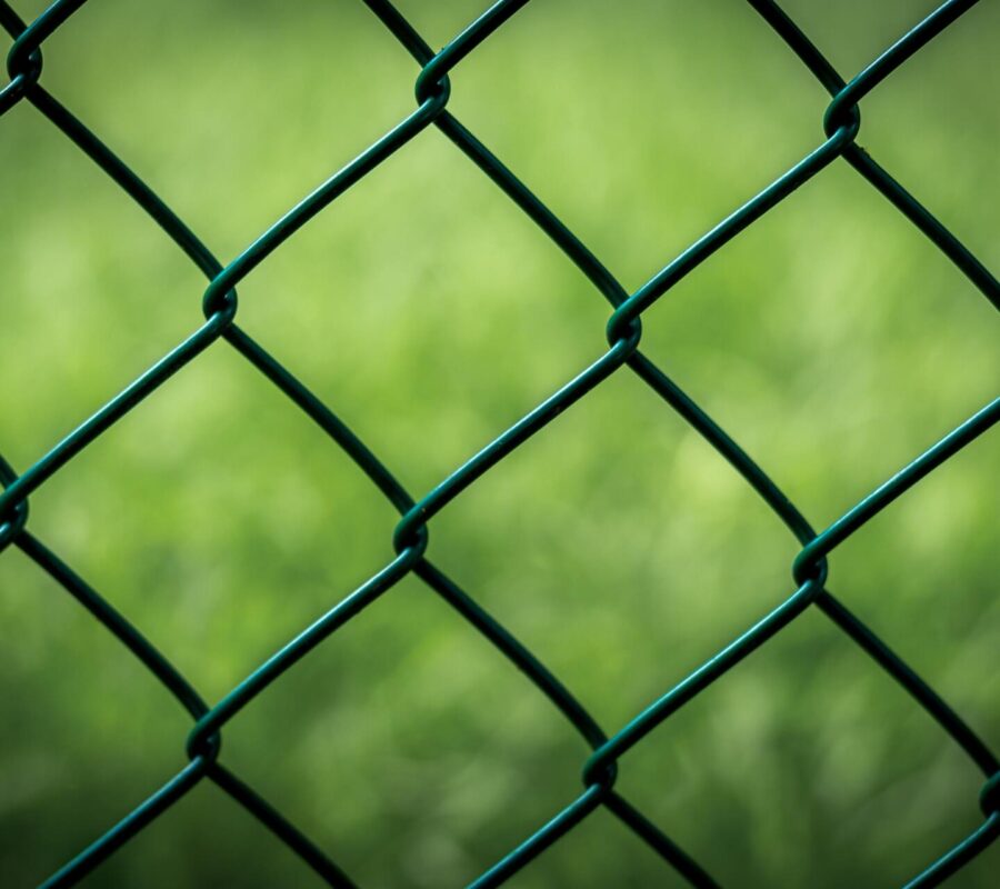 Tłumaczymy, jak naciągnąć siatkę ogrodzeniową w 6 krokach