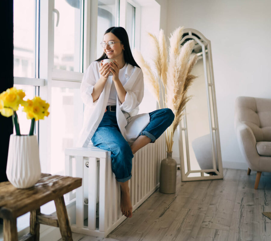 Jak zasłonić kaloryfer pod oknem? Najlepsze metody