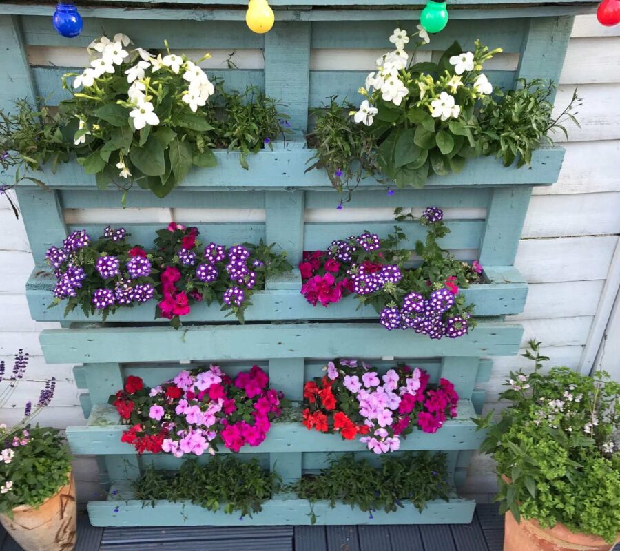 Kwietnik z palet na ścianę – instrukcja DIY