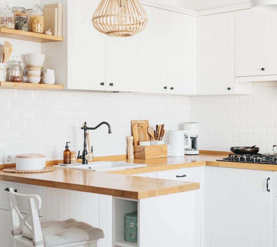 Mała kuchnia w bloku – porady i inspiracje aranżacyjne