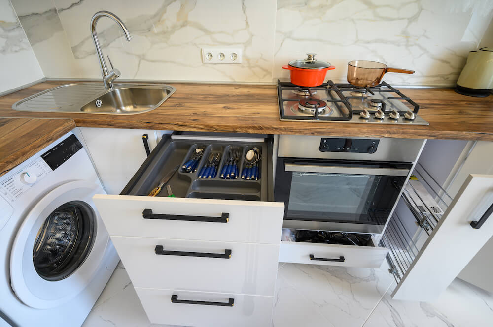 Mała kuchnia w bloku - szafki z miejscem do przechowywania