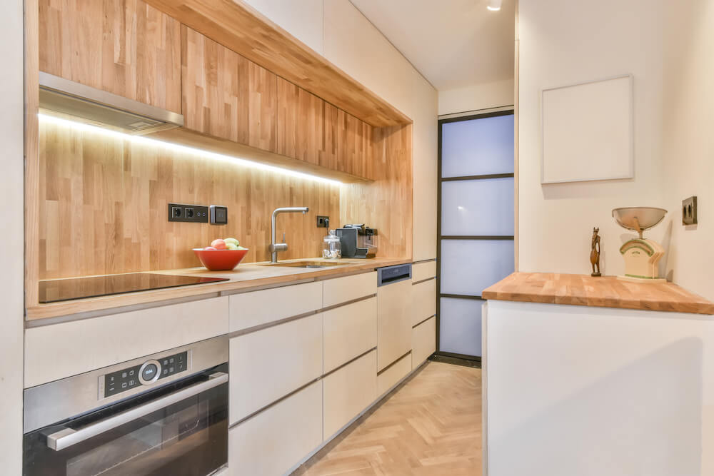 Szafki kuchenne pod sam sufit w niewielkim wnętrzu