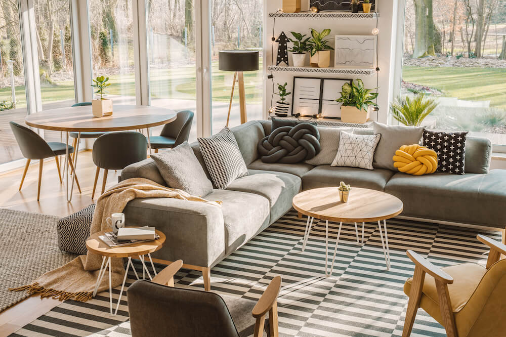 Salon w bloku - narożnik jako centrum wnętrza