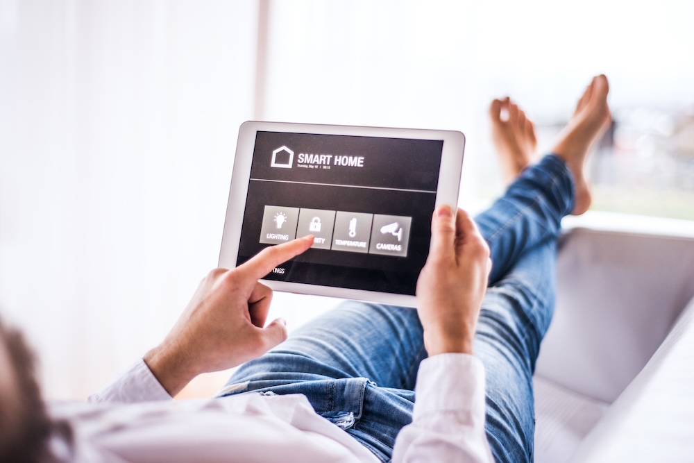 smart home otwarte na tablecie 