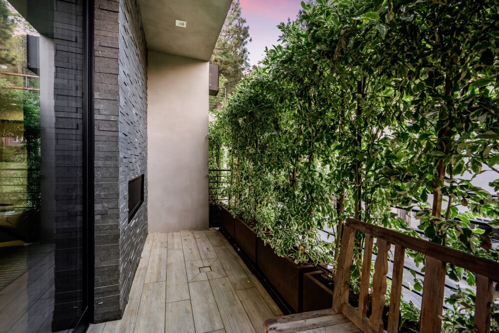 balkon z bluszczem pod postacią ściany