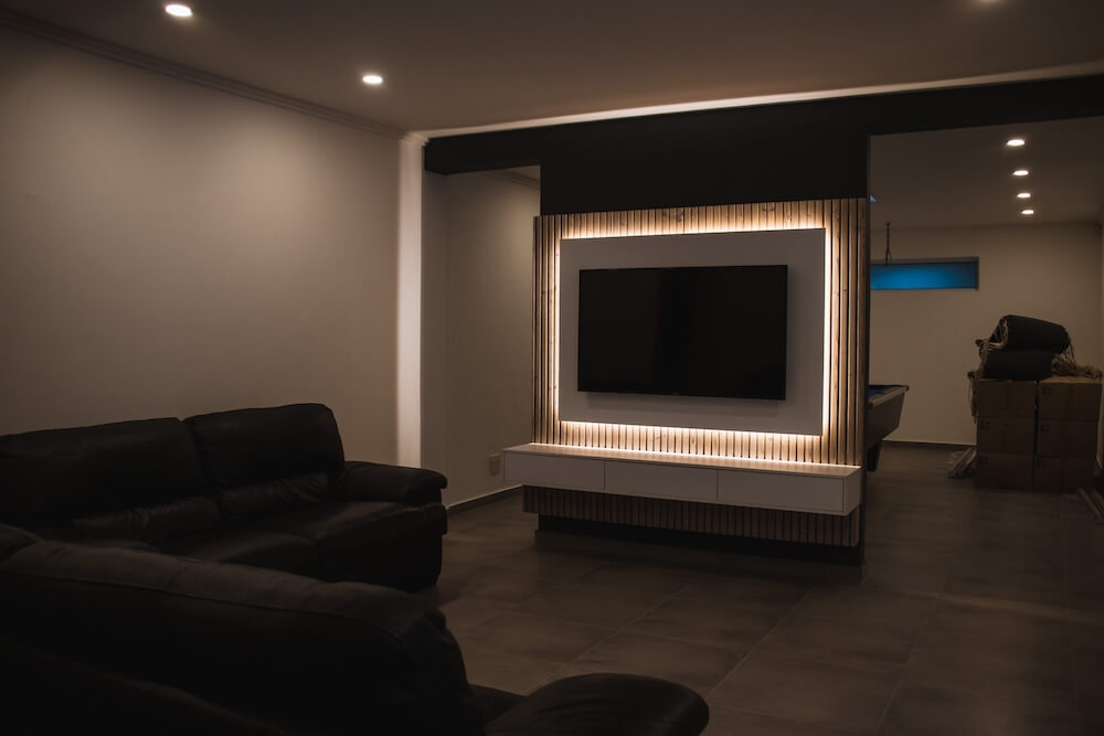 Oświetlenie LED za telewizorem w salonie