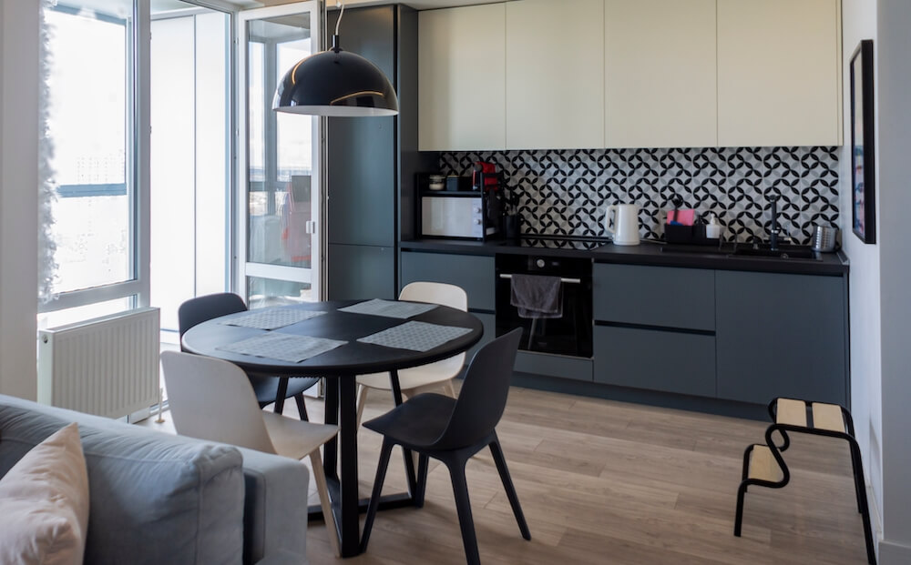 Realizacja salonu z aneksem kuchennym w bloku Salon z aneksem kuchennym 22 m2 - realizacje i inspiracje