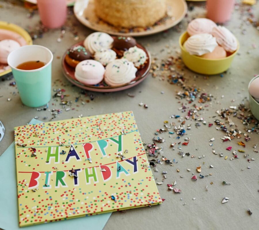 Śmieszne życzenia urodzinowe – 270 gotowych sentencji