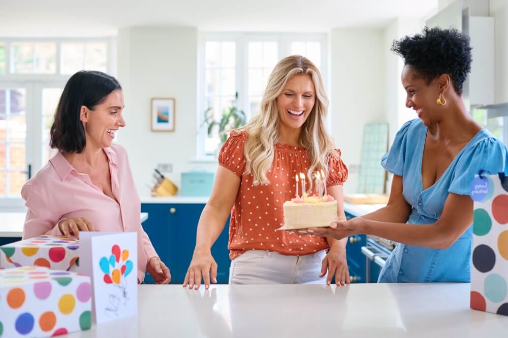 urodziny z tortem przyjaciółki świętujące urodziny