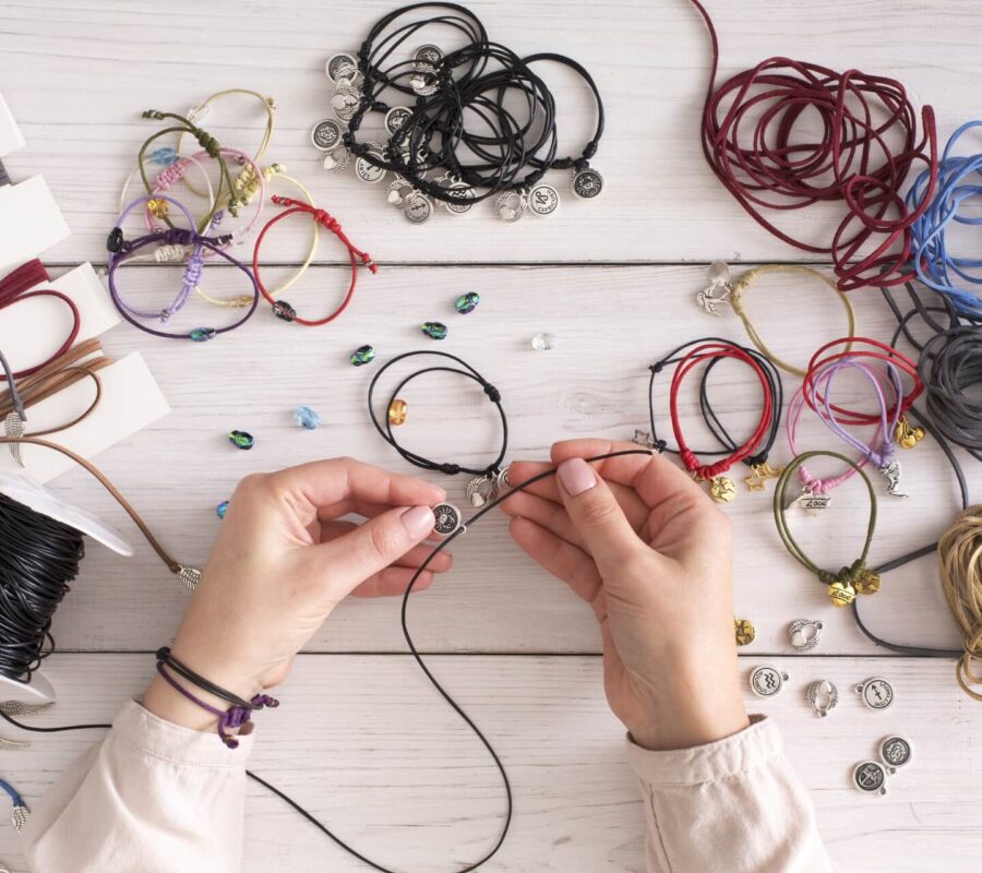 Podpowiadamy, co jest potrzebne do robienia biżuterii w domu