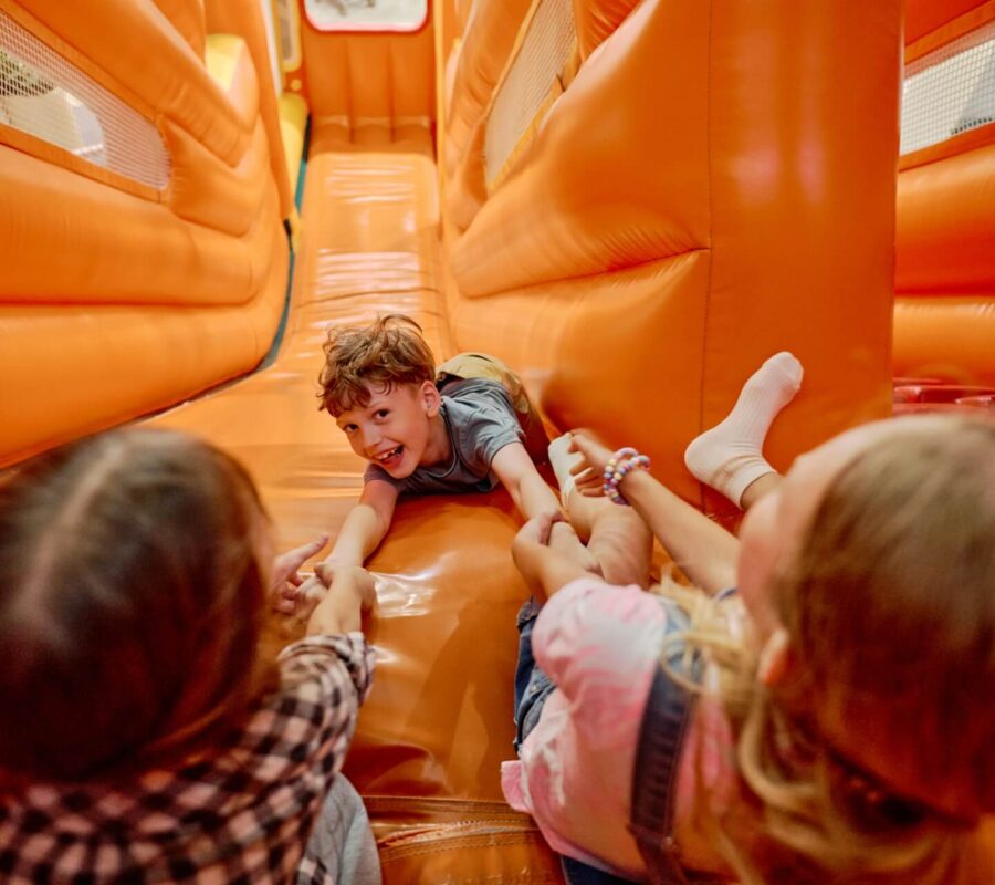 Ile kosztuje wynajem dmuchańca? Ceny najpopularniejszych atrakcji