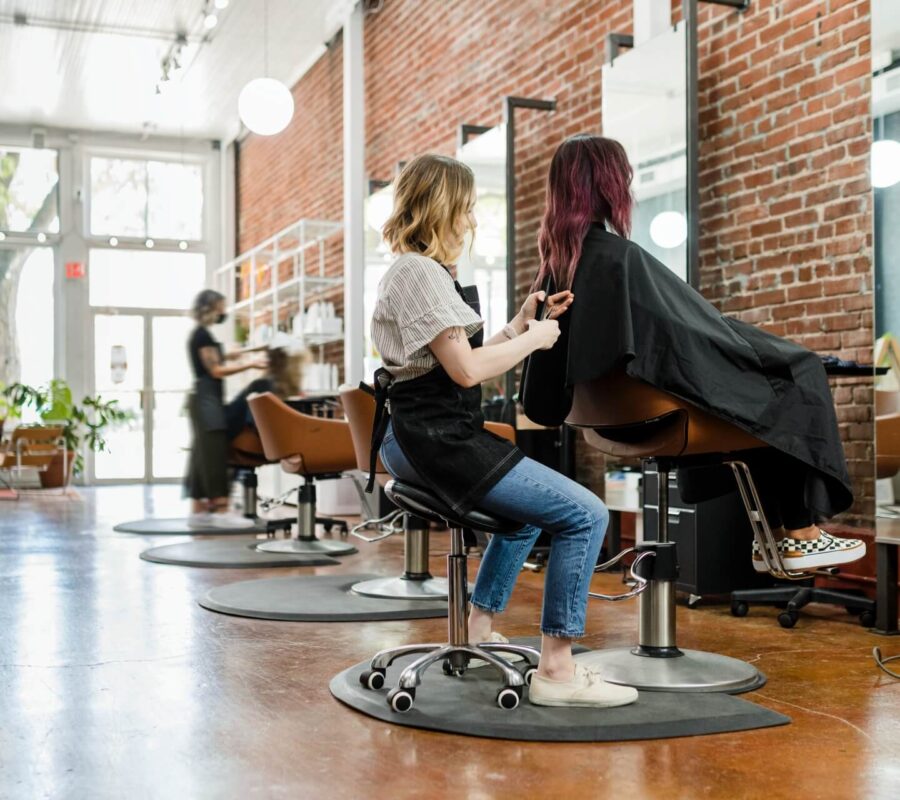 Jak urządzić salon fryzjerski w stylu loft?