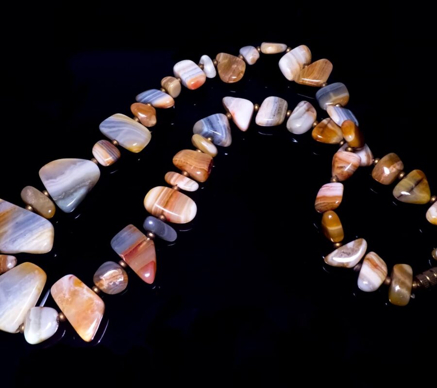 Jak zrobić naszyjnik z kamieni naturalnych? Instrukcja w 7 krokach