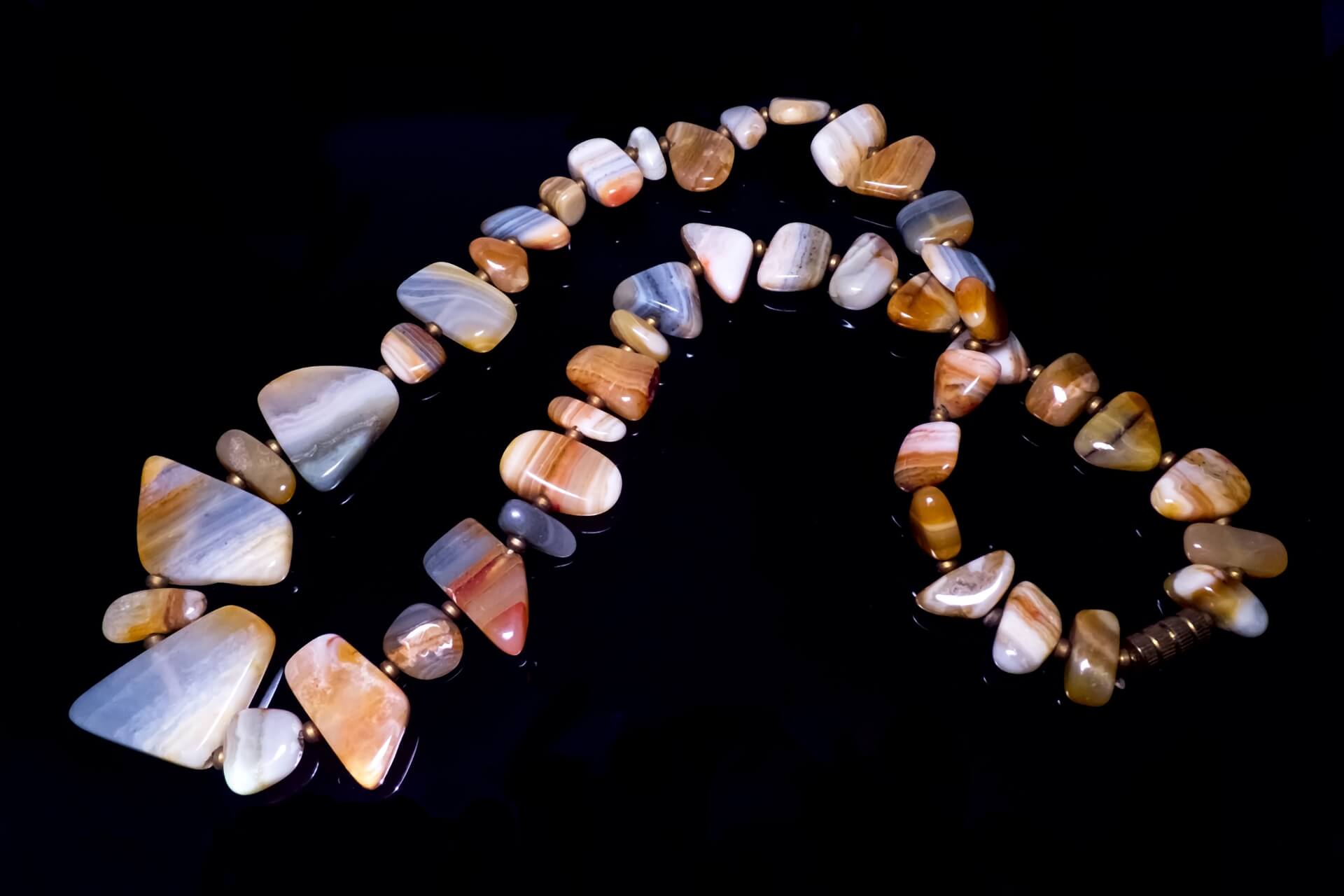 Jak zrobić naszyjnik z kamieni naturalnych? Instrukcja w 7 krokach