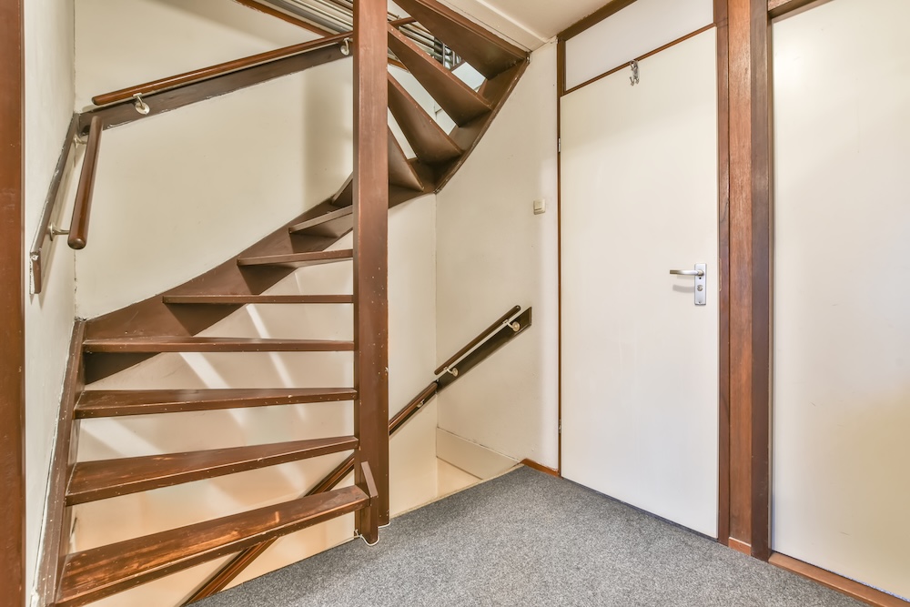 schody zabiegowe z ciemnego drewna 