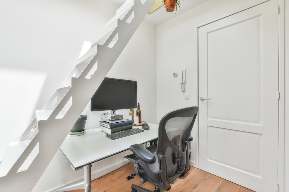 zabudowy pod schodami z biurkiem i fotelem 