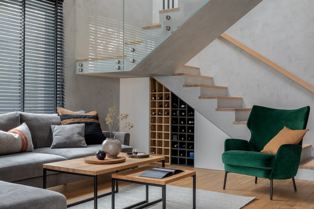 zabudowy pod schodami w salonie z kolekcją wina