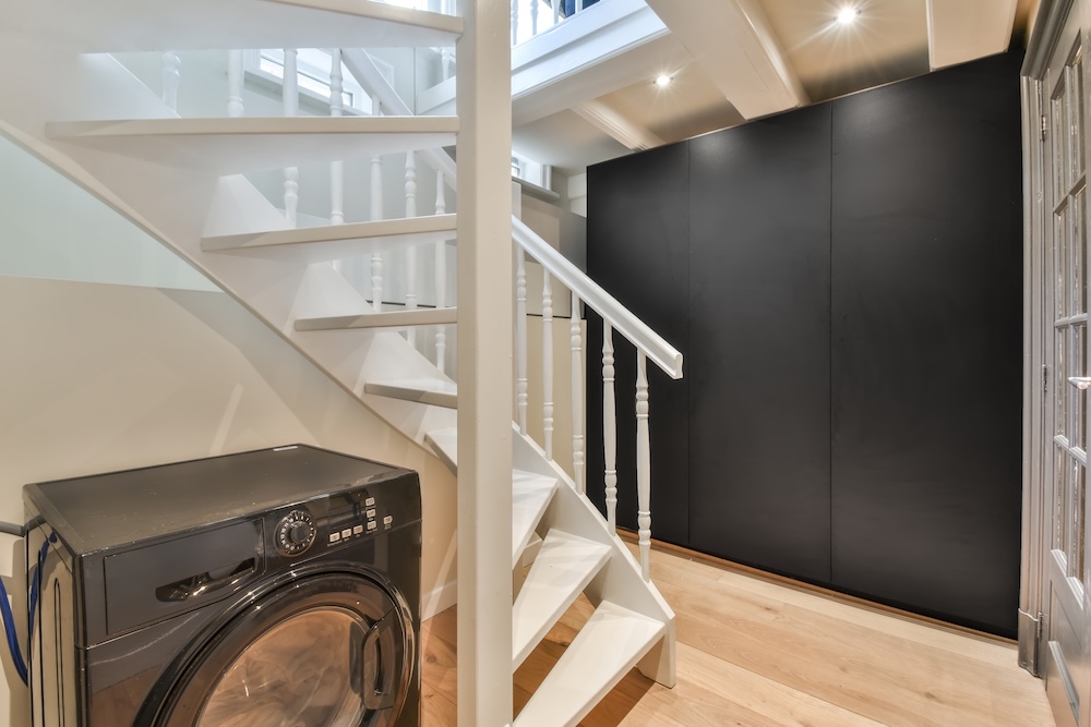 zabudowy pod schodami skrętnymi z pralką 