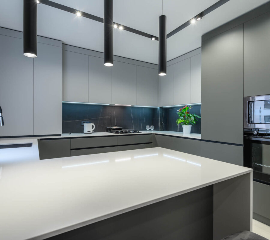 Ile kosztują meble do kuchni na wymiar? Kalkulujemy