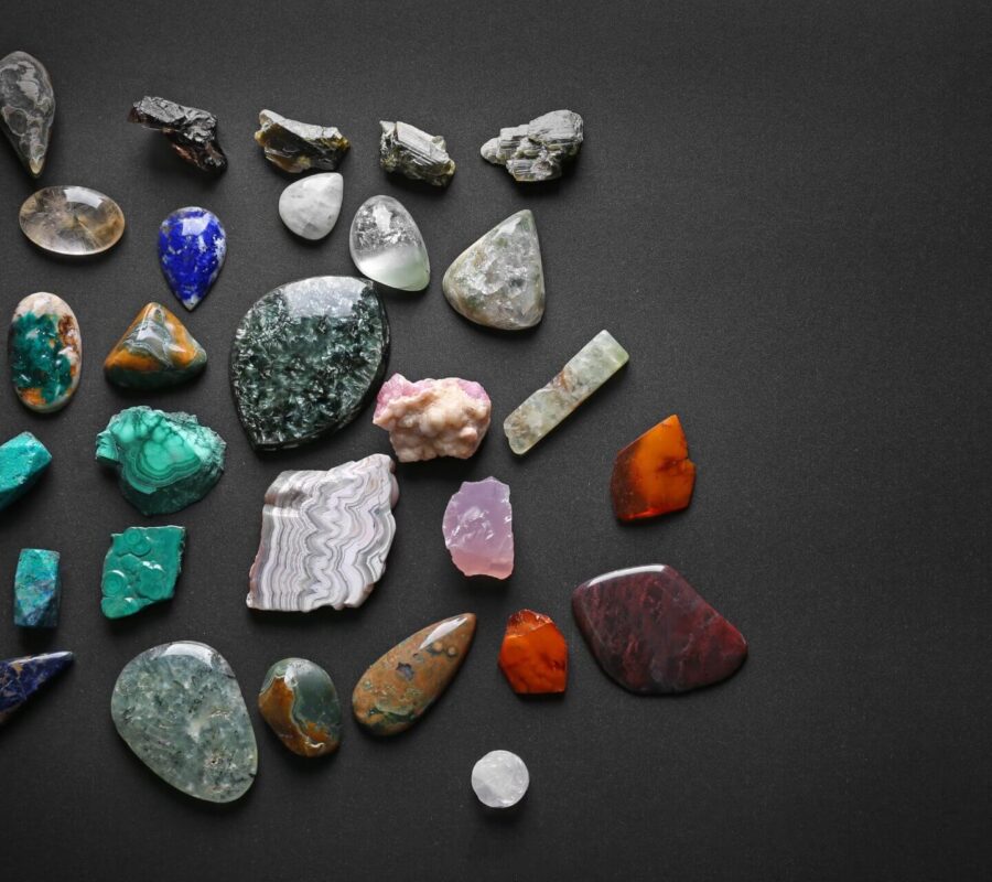 Jakie kamienie naturalne do biżuterii? Przegląd asortymentu hurtowni Aragonit