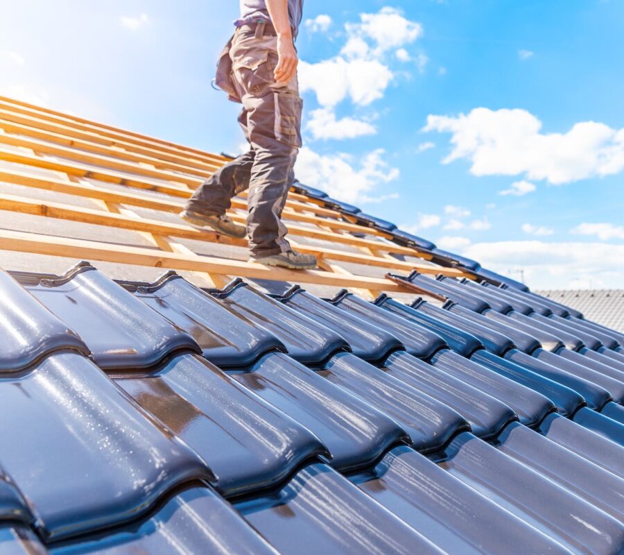 Rodzaje pokryć dachowych: poznaj wszystkie opcje i znajdź najlepszą dla siebie