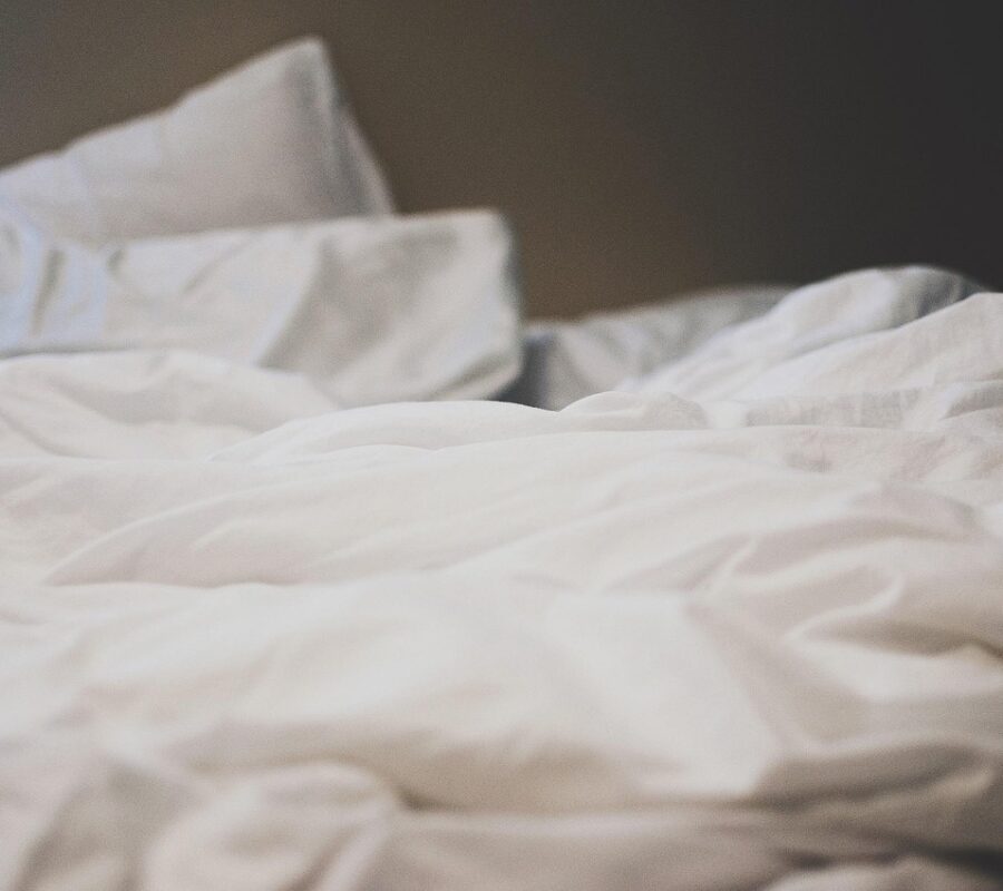 Zasada trzech poduszek – jak układać poduszki 45×45 na łóżku i sofie jak profesjonalny dekorator