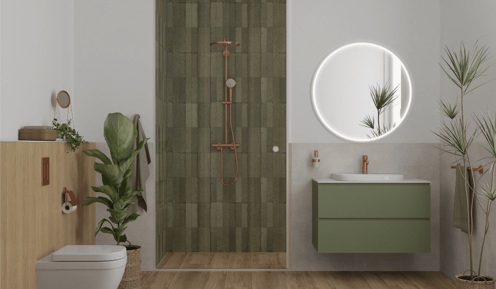 mała łazienka z prysznicem obok umywalki 