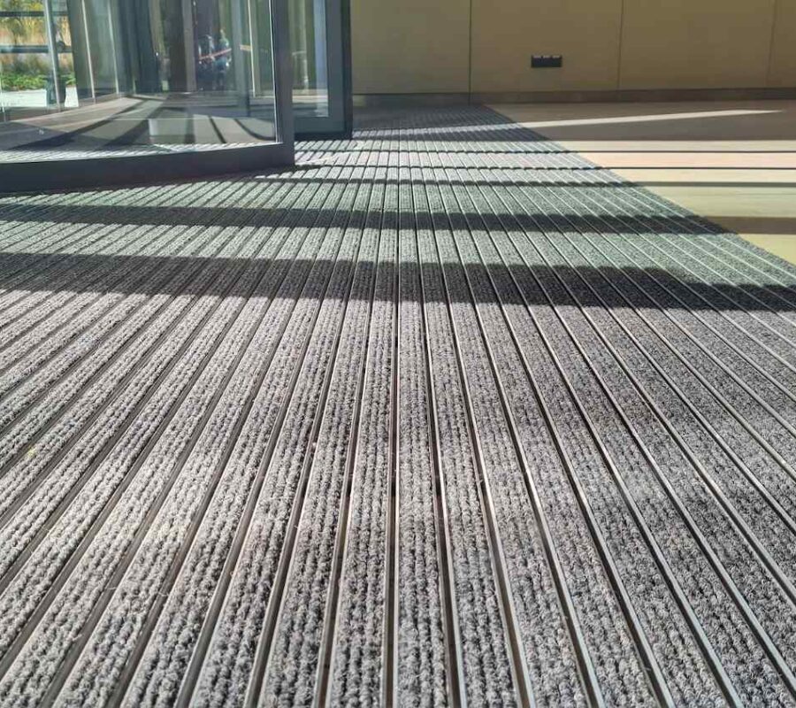 Czy wycieraczki mogą obniżyć koszty sprzątania w firmie?