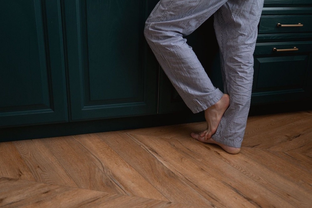kuchnia z drewnianymi panelami panele naturalne w kuchni