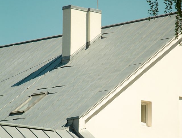 Skuteczna renowacja i ochrona metalowych dachów oraz rynien