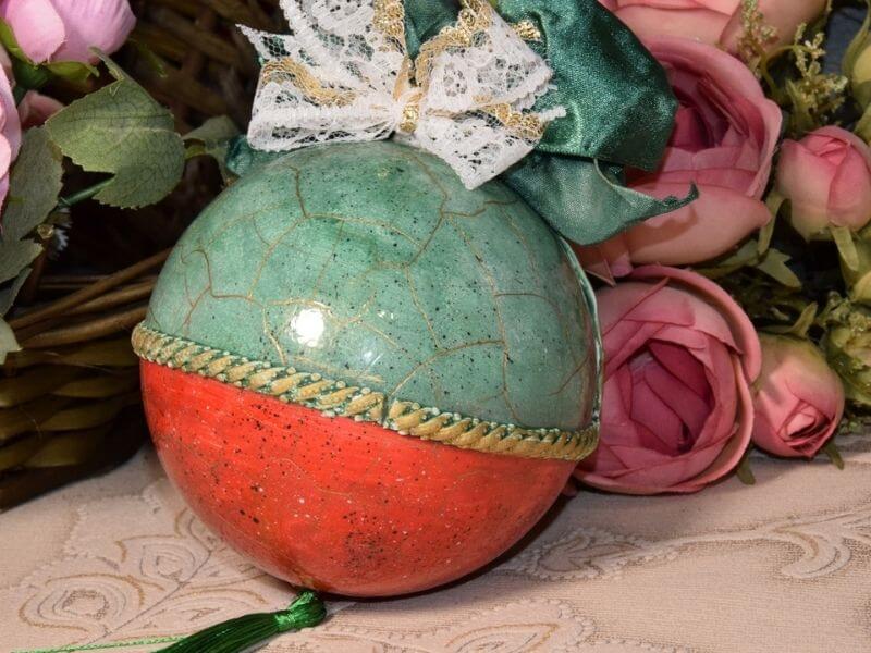 ozdobna bombka choinkowa z dekoracyjną kokardą ręcznie zdobiona bombka świąteczna w czerwono-zielonych kolorach