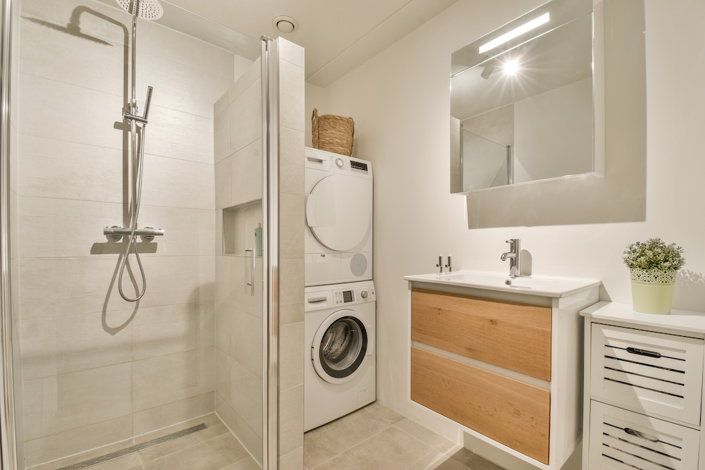 łazienka 4m2 z prysznicem i pralką w słupku z suszarką łazienka 4m2 z prysznicem i pralką pod suszarką